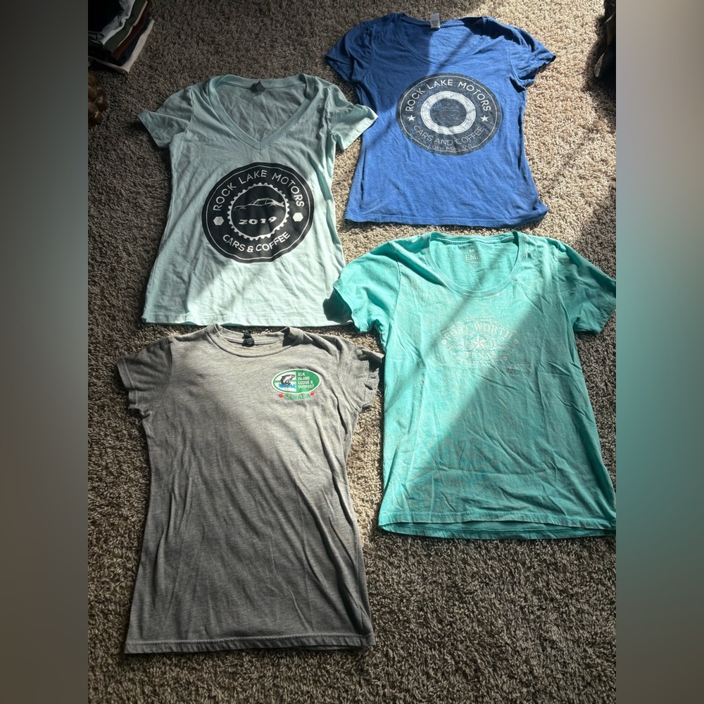Women’s Short Sleeve Top Bundle lot of 4
